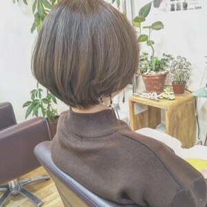 フェミニンさを強調したショートボブ